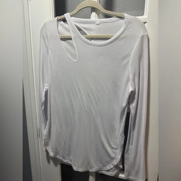 Alo Peak Cutout Long Sleeve T-Shirt in White - Picture 4 of 9